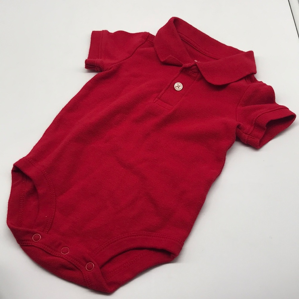 3 short sleeves bodysuits and 2 pants for 9 months